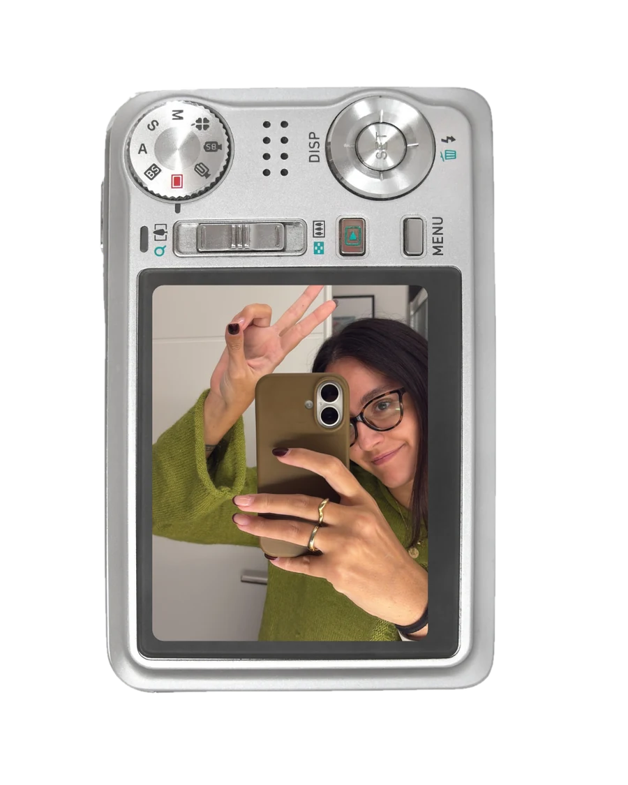 Autoritratto allo specchio dentro lo schermo di una vecchia fotocamera digitale