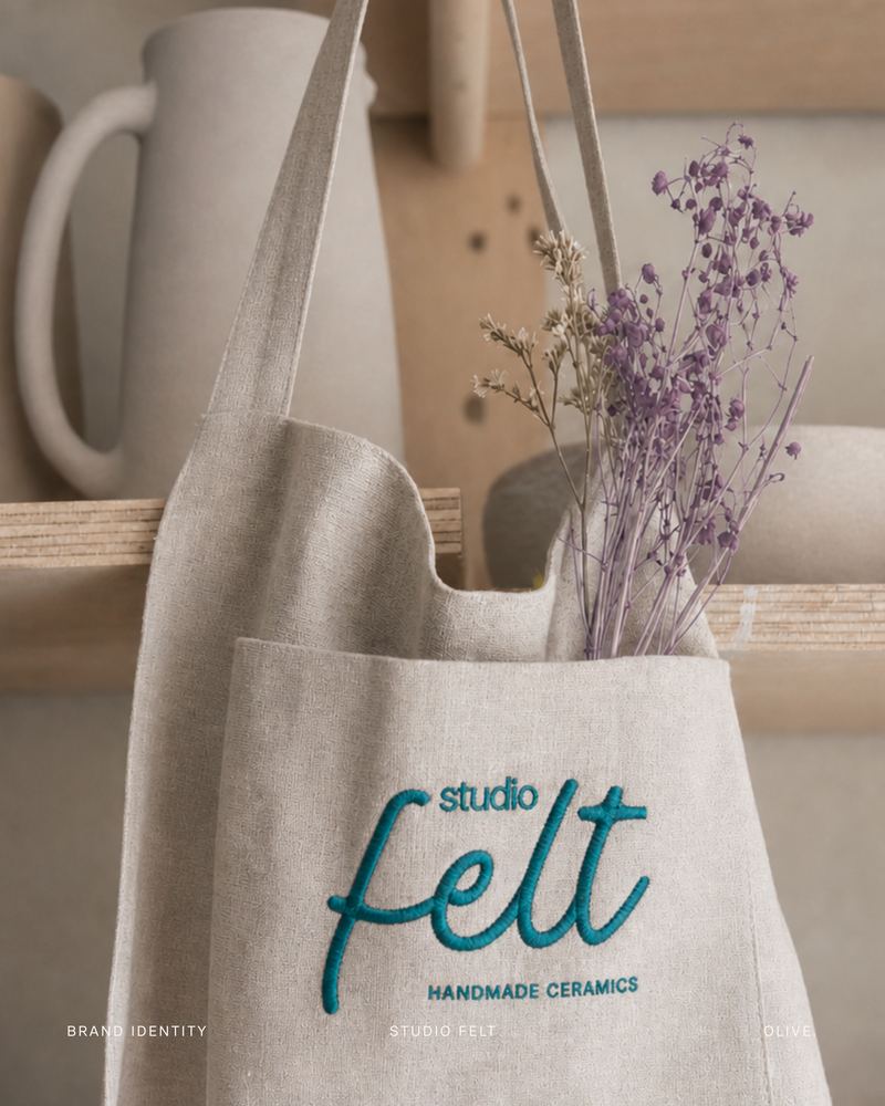 Borsa di tela con il logo Studio Felt ricamato e fiori secchi
