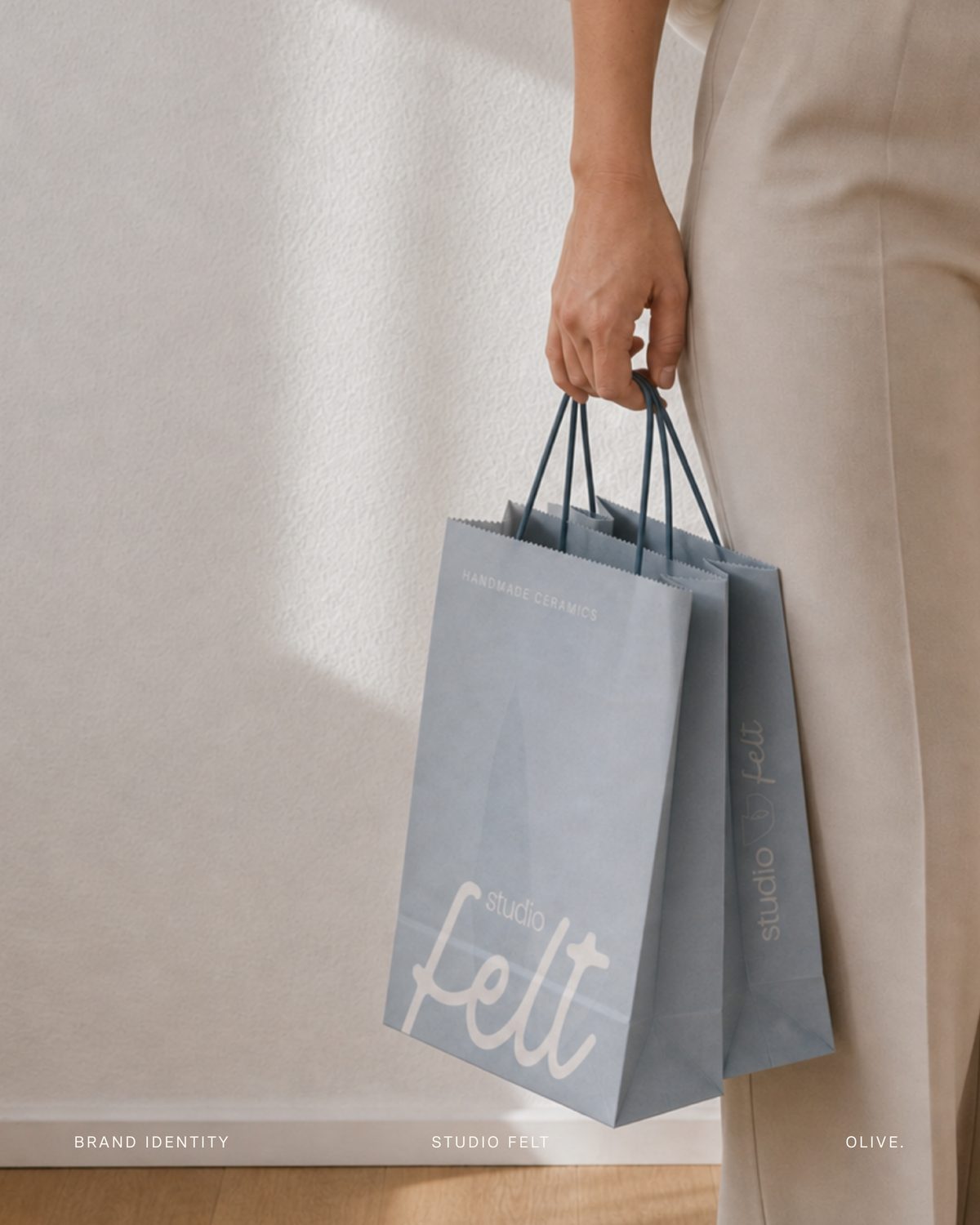 Shopper di carta azzurra con il logo Studio Felt