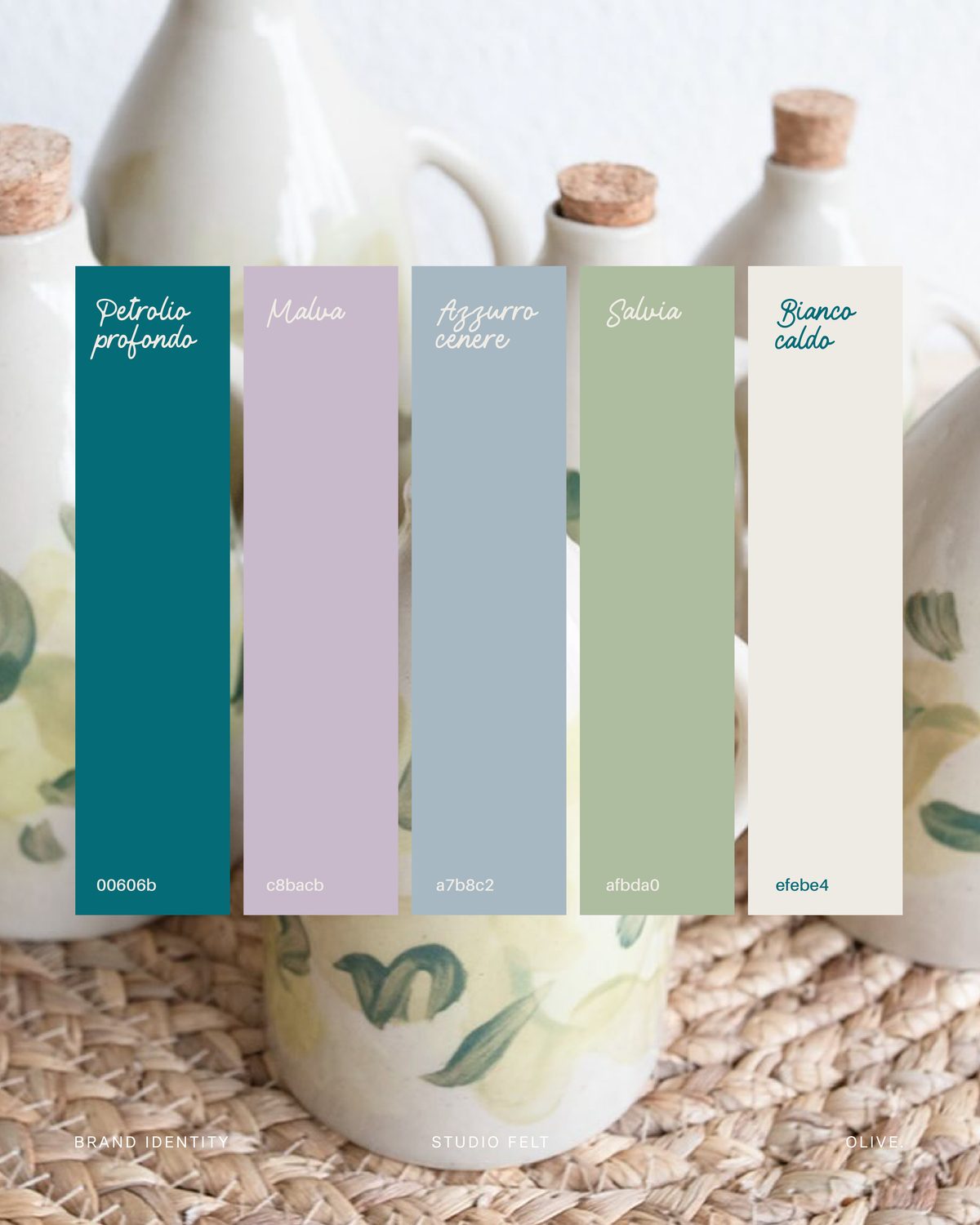 Palette colori di Studio Felt: petrolio profondo, malva, azzurro cenere, salvia, bianco caldo