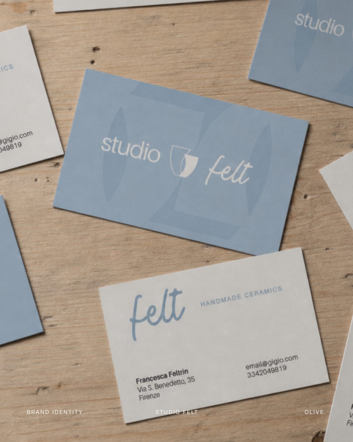 Biglietti da visita di Studio Felt su un tavolo di legno