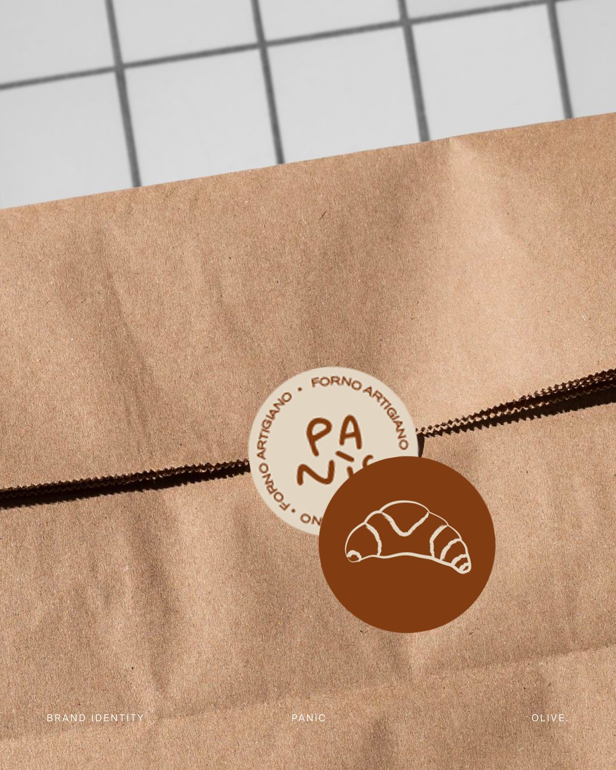 Adesivi di Panìc, forno artigiano, su un sacchetto di carta kraft