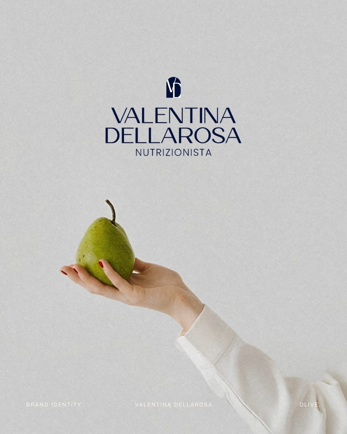 Logo di Valentina Dellarosa nutrizionista, con monogramma, accanto a una mano che tiene una pera
